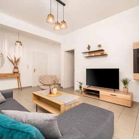 New Modern In Center Apartment